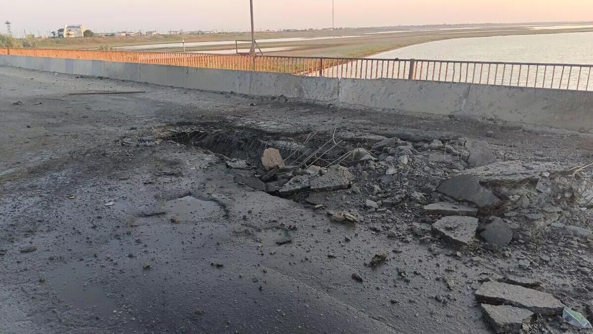 Последствия удара ВСУ по мосту в Херсонской области Последствия удара ВСУ по мосту в Херсонской области - РИА Новости, 1920, 13.06.2026