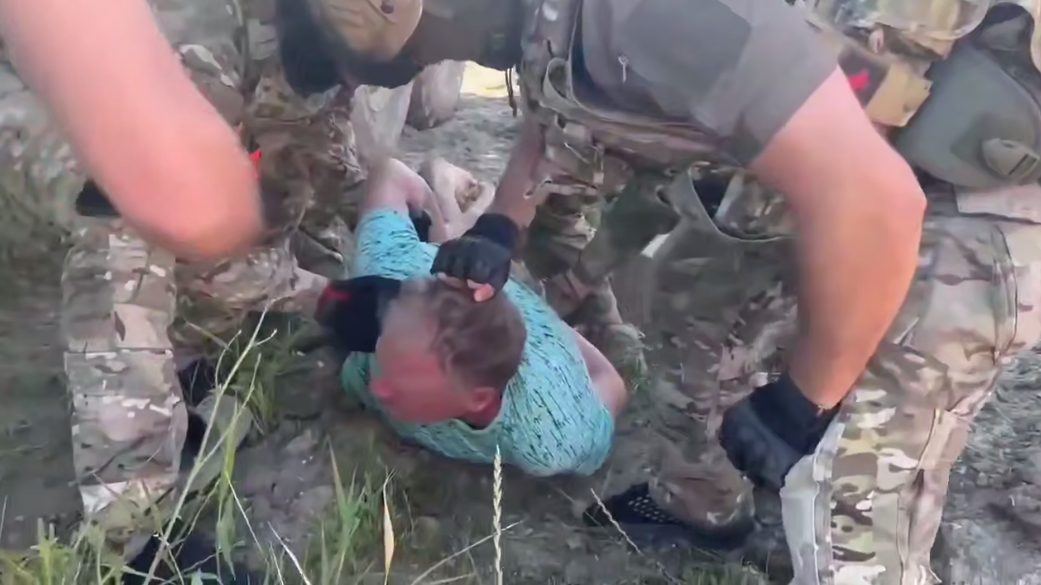 Силовики задержали жителя Крыма за съемку военного бензовоза Силовики задержали жителя Крыма за съемку военного бензовоза - РИА Новости, 1920, 13.06.2026