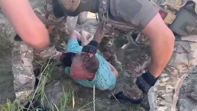 Силовики задержали жителя Крыма за съемку военного бензовоза