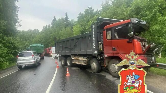 Два человека погибли, 21 пострадал в результате столкновения грузовика с маршруткой в Одинцово Два человека погибли, 21 пострадал в результате столкновения грузовика с маршруткой в Одинцово