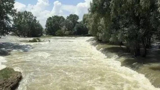 На Кубани ввели режим ЧС из-за прорыва дамбы На Кубани ввели режим ЧС из-за прорыва дамбы