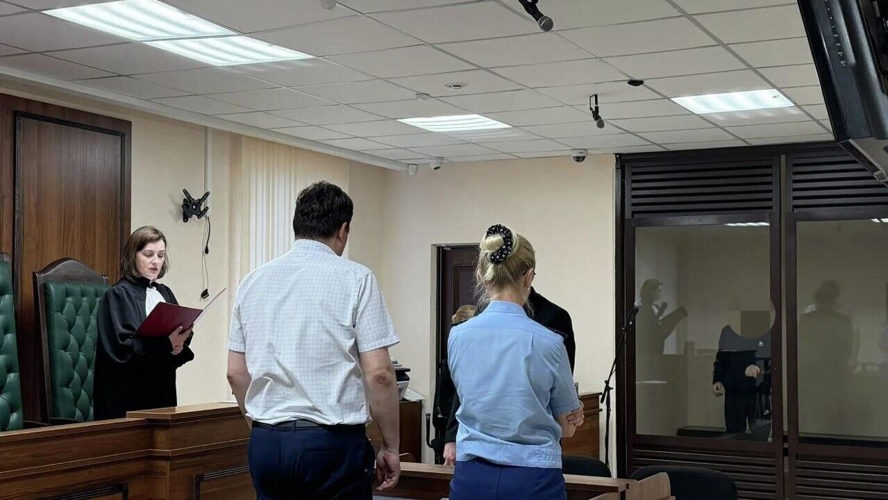 Суд на Урале арестовал двух подростков по делу убийства 15-летней девочки из-за ссоры - РИА Новости, 1920, 14.06.2026