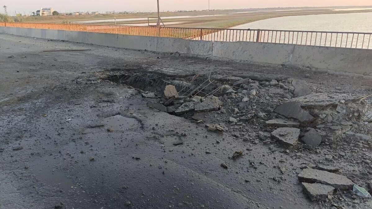 Повреждения моста на административной границе между Херсонской областью и Крымом после обстрела со стороны ВСУ Повреждения моста на административной границе между Херсонской областью и Крымом после обстрела со стороны ВСУ - РИА Новости, 1920, 15.06.2026