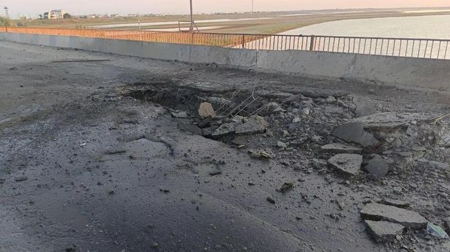 Повреждения моста на административной границе между Херсонской областью и Крымом после обстрела со стороны ВСУ