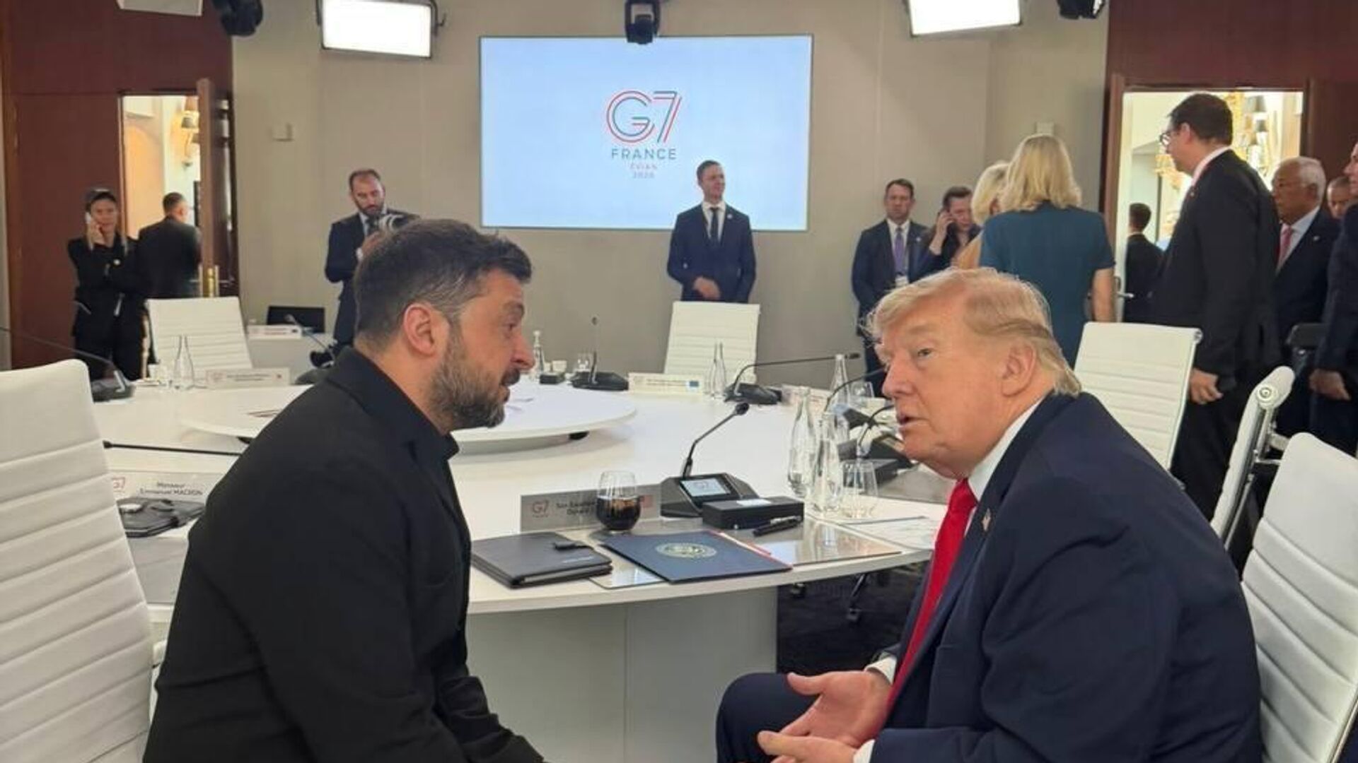 Встреча президента США Дональда Трампа и главы киевского режима Владимира Зеленского на саммите G7 - РИА Новости, 1920, 16.06.2026