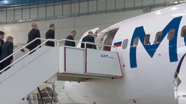 Путин поднимается на борт самолета МС-21