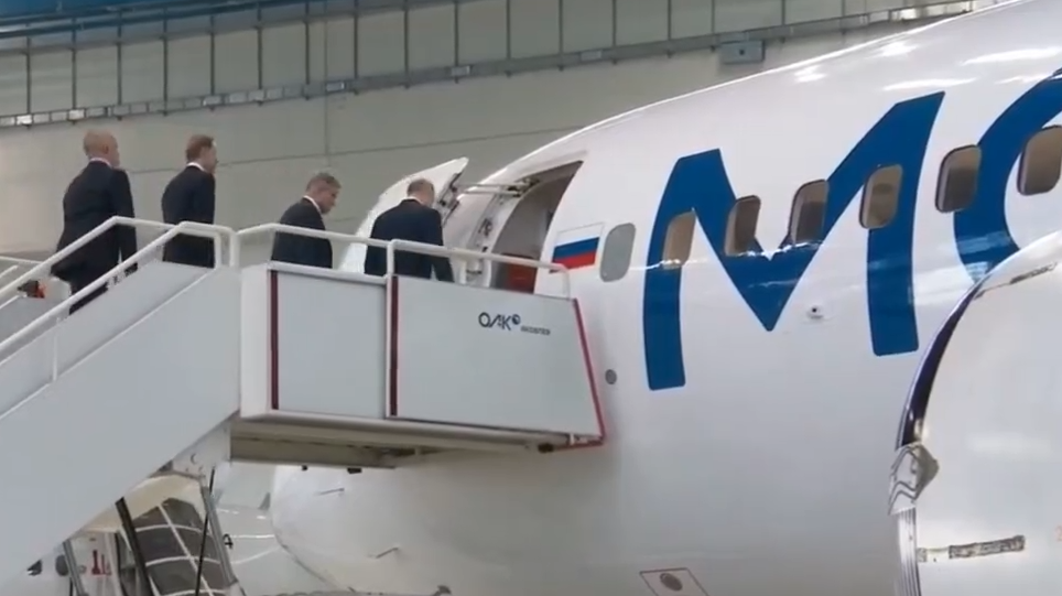Путин поднимается на борт самолета МС-21 Путин поднимается на борт самолета МС-21 - РИА Новости, 1920, 24.06.2026
