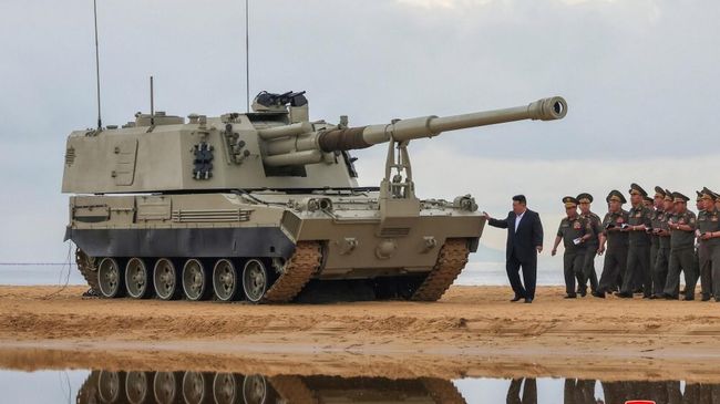 155-мм самоходная пушка-гаубица 107-й год Чучхе на испытательном полигоне армии КНДР 