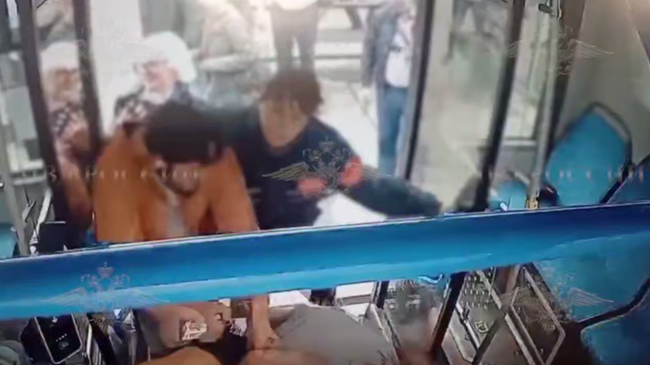 Двое иностранца напали на контролера и пассажира в автобусе в центре Москвы 
