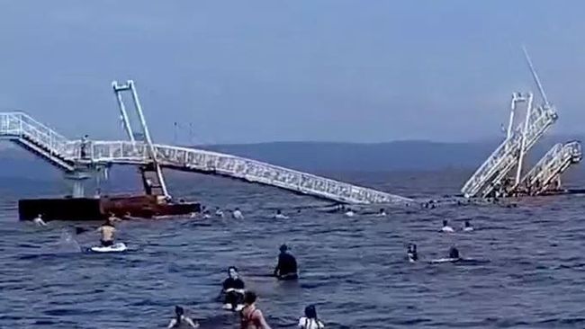 Последствия обрушения пешеходного моста в Приморье