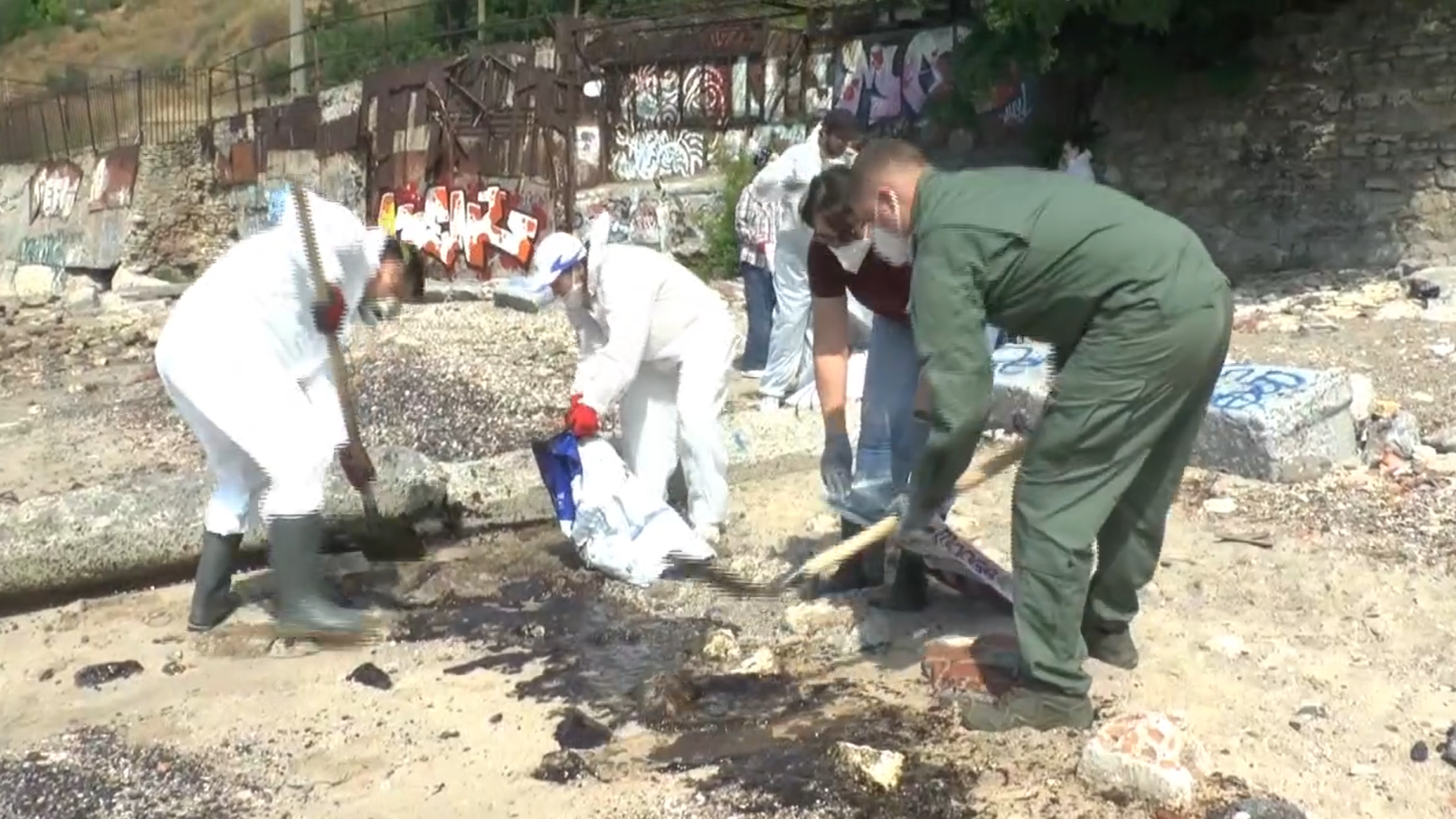 На побережье Таганрогского залива обнаружены следы мазута На побережье Таганрогского залива обнаружены следы мазута - РИА Новости, 1920, 15.07.2026