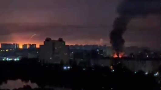 Дым и зарево в Киеве после ударов ВС РФ по военным объектам Дым и зарево в Киеве после ударов ВС РФ по военным объектам - РИА Новости, 1920, 01.08.2026