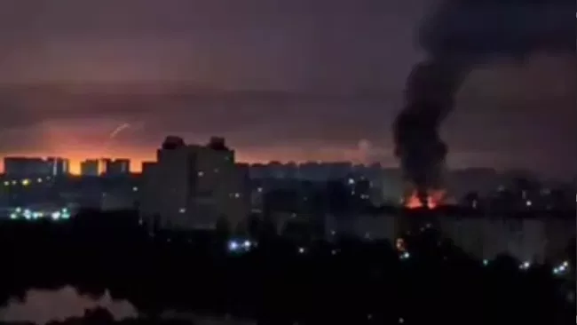 Дым и зарево в Киеве после ударов ВС РФ по военным объектам