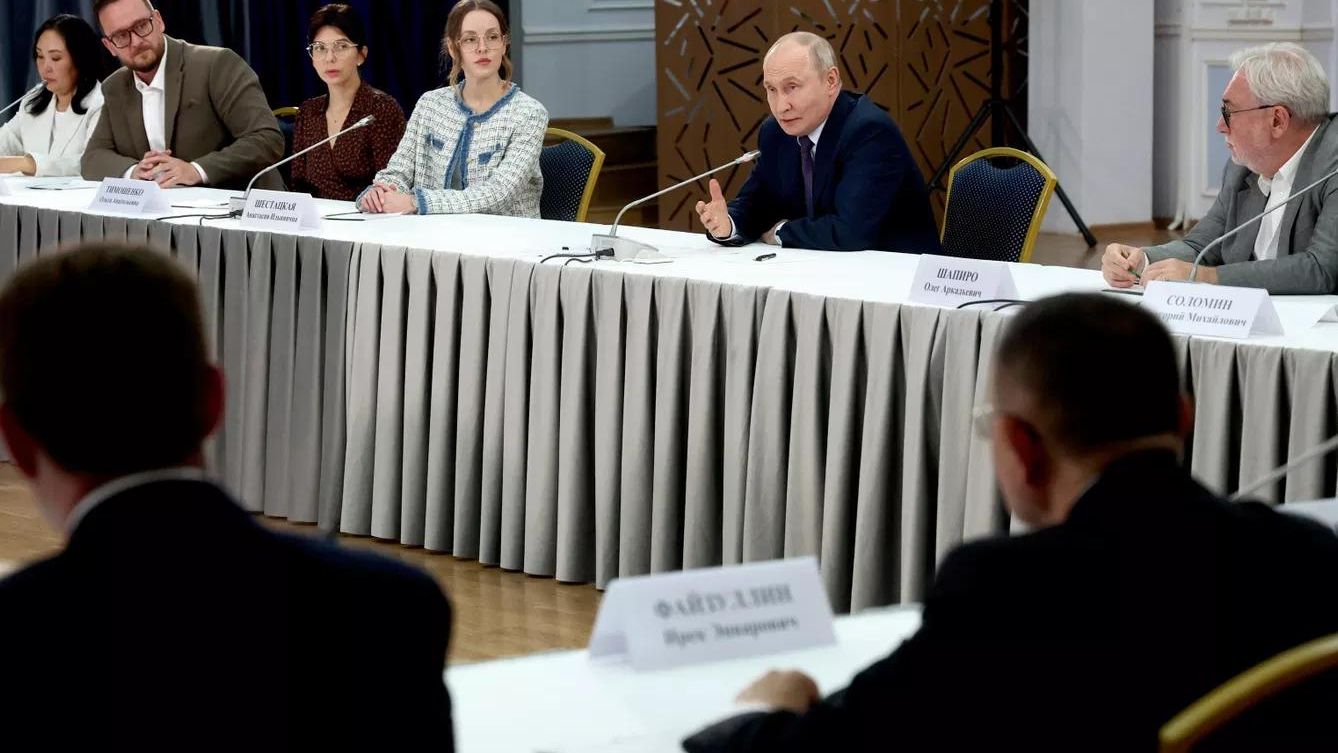 Президент РФ Владимир Путин проводит встречу с градостроителями в Улан-Удэ - РИА Новости, 1920, 10.08.2026