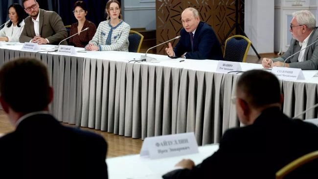 Президент РФ Владимир Путин проводит встречу с градостроителями в Улан-Удэ