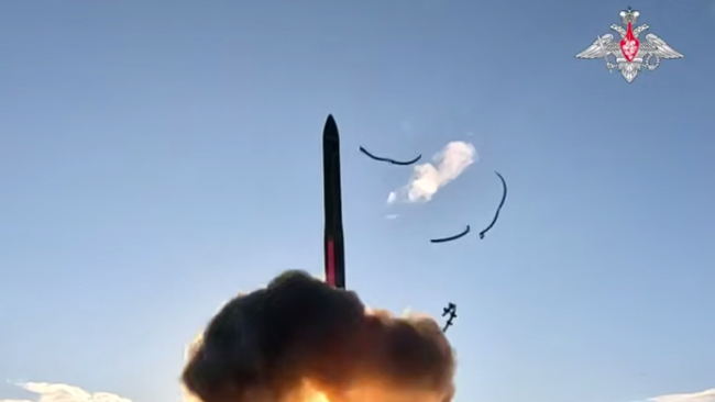 На космодроме Плесецк проведен учебно-боевой пуск твердотопливной межконтинентальной баллистической ракеты мобильного базирования