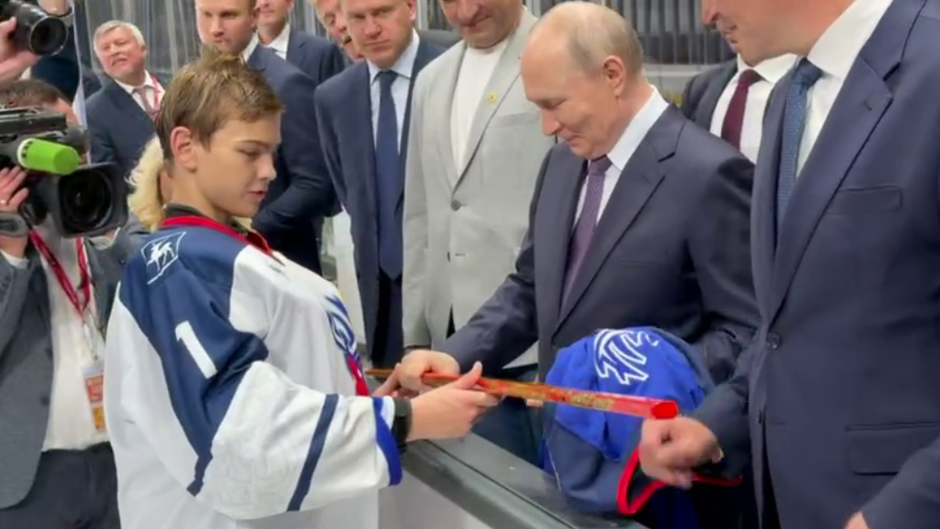 Путин подписал клюшку молодому хоккеисту в Нижнем Новгороде - РИА Новости, 1920, 28.08.2026