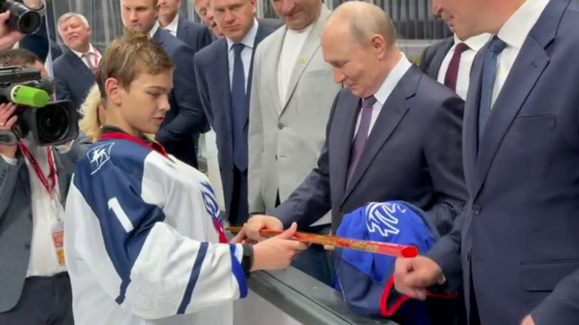 Путин подписал клюшку молодому хоккеисту в Нижнем Новгороде