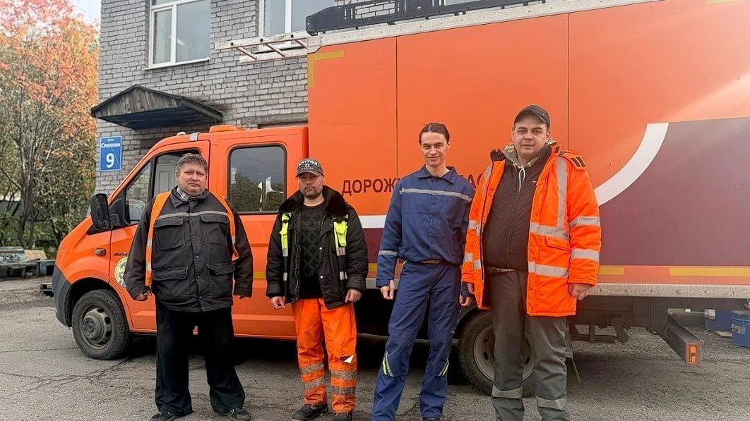 Четверо дорожных рабочих, спасших девочку из горящей квартиры в Мурманске - РИА Новости, 1920, 10.09.2026