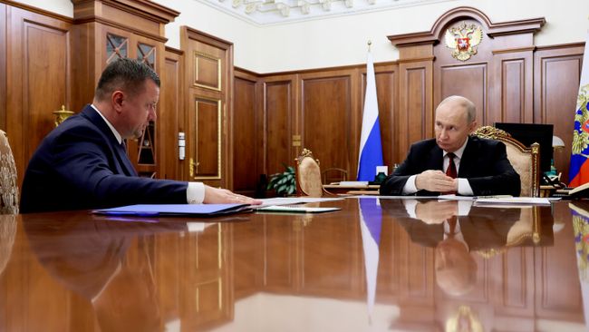 Президент Владимир Путин встретился с начальником Службы по вопросам гражданства МВД Андреем Кикотем Президент Владимир Путин встретился с начальником Службы по вопросам гражданства МВД Андреем Кикотем