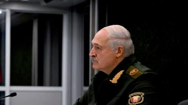 Александр Лукашенко на совещании с военными на общевойсковом полигоне Обуз-Лесновский в Белоруссии