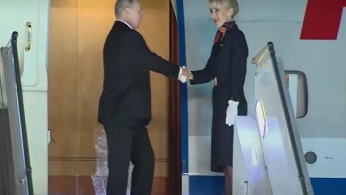 Путин пожимает руку бортпроводнику - РИА Новости, 1920, 12.09.2026