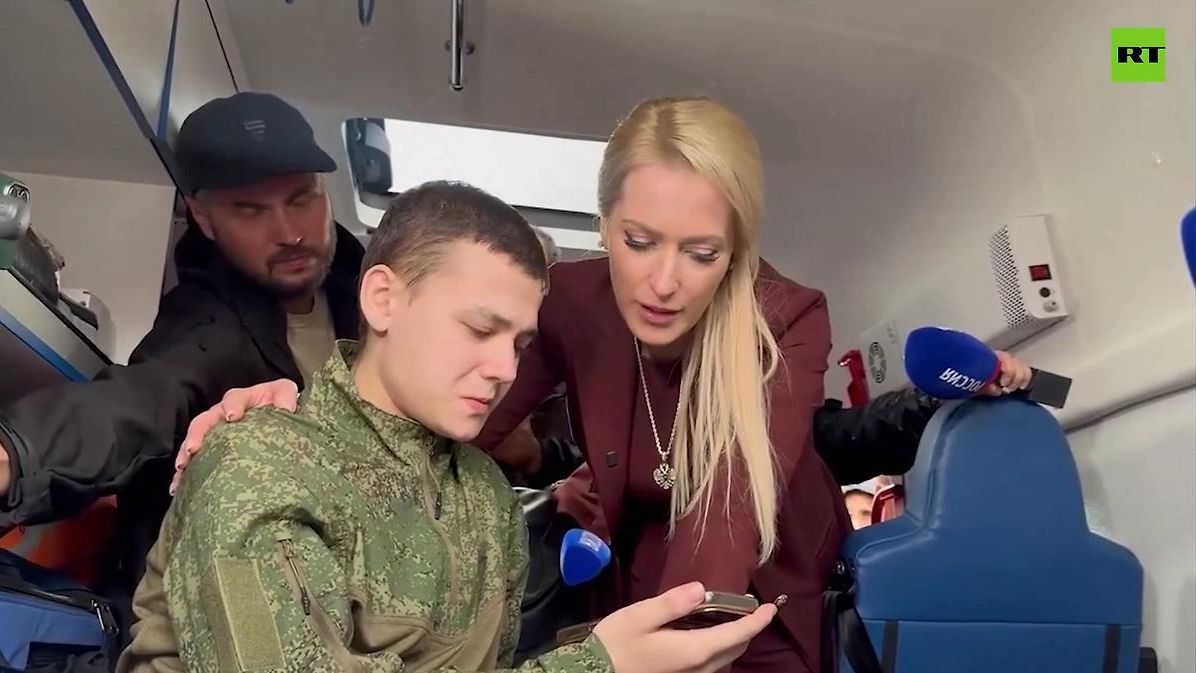 Скриншот из видеосюжета телеканала RT. Яна Лантратова и освобожденный Александр - РИА Новости, 1920, 14.09.2026