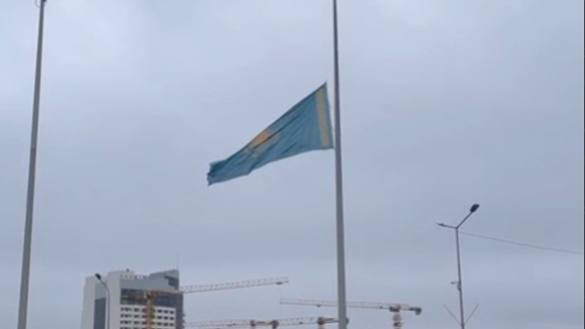 Большой флаг Казахстана в Астане приспущен в знак траура по погибшим на Каспии военнослужащим