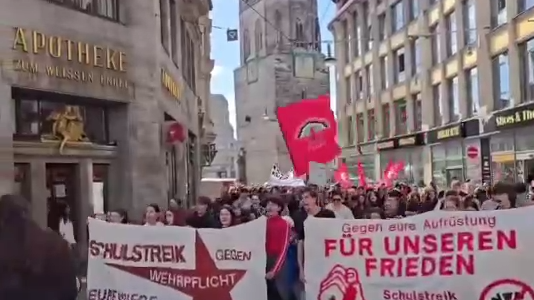 Более 45 тысяч школьников вышли вчера на протесты против возвращения воинского призыва в Германии  - РИА Новости, 1920, 26.09.2026
