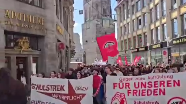 Более 45 тысяч школьников вышли вчера на протесты против возвращения воинского призыва в Германии 