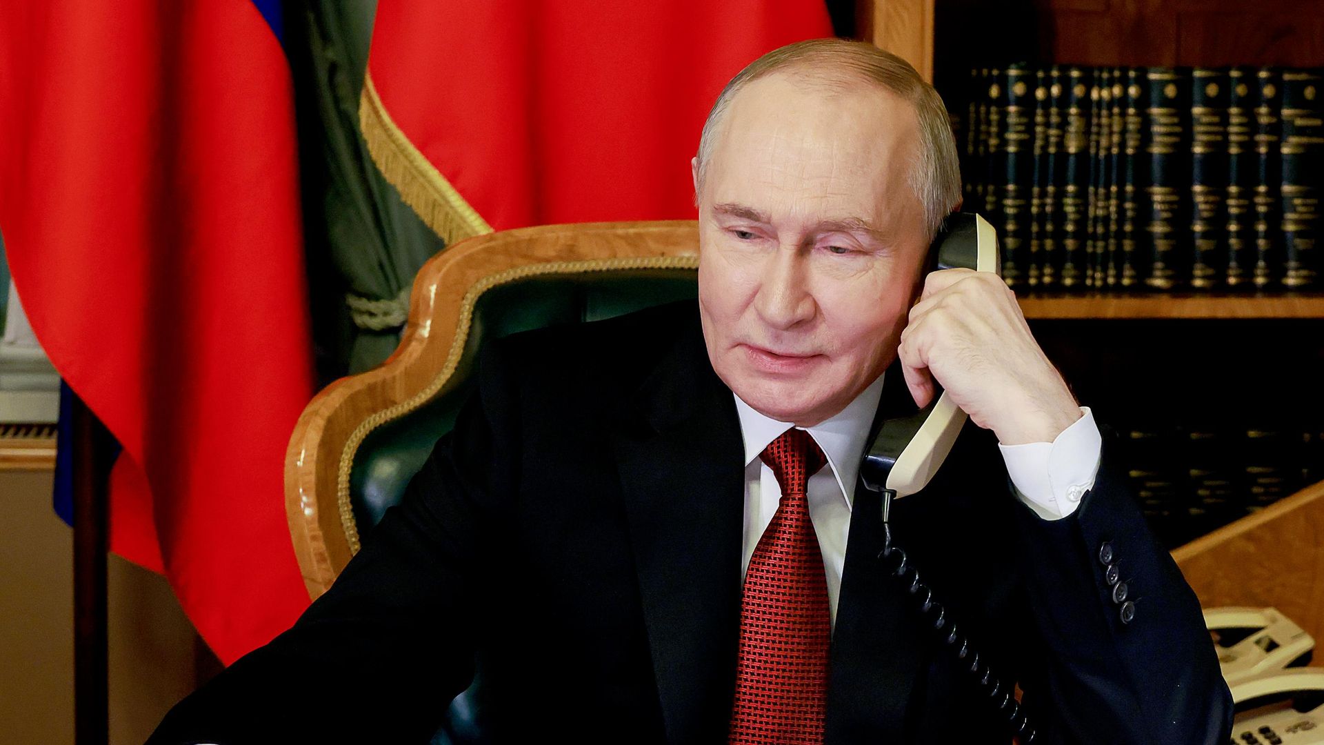 Президент Владимир Путин поговорил по телефону со школьницей Варварой Смахтиной - РИА Новости, 1920, 26.09.2026
