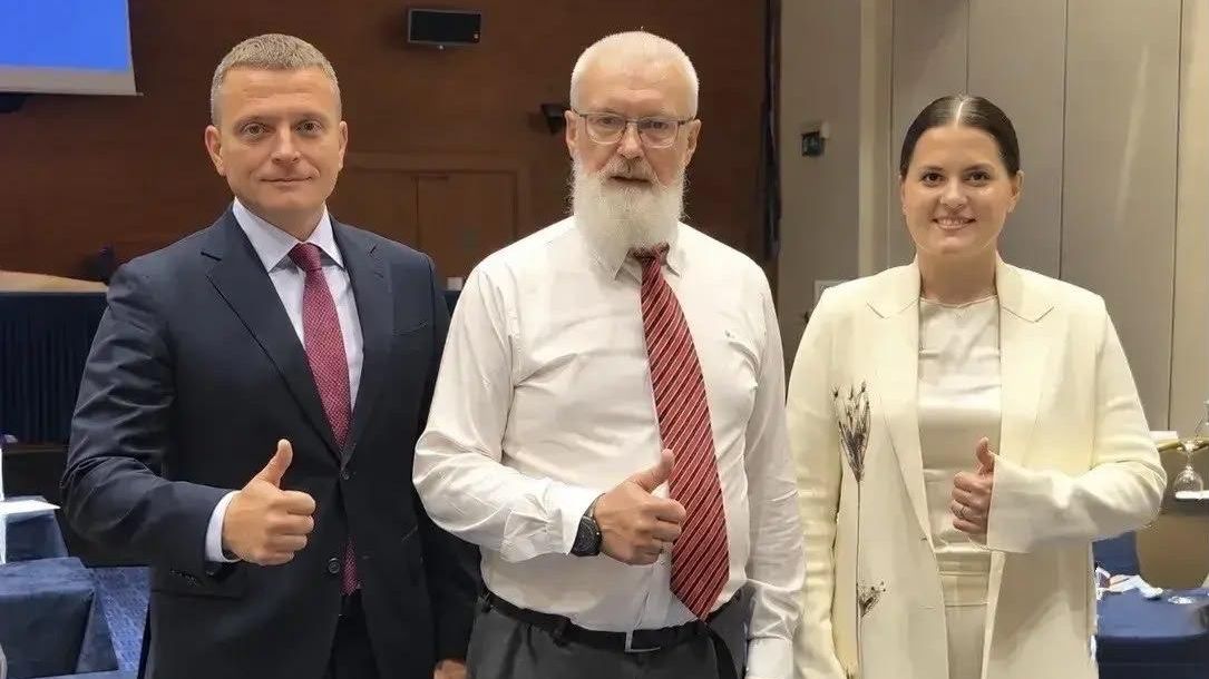 Президент Международной Конфедерации Практической Стрельбы Крючин В.А. (в центре), делегаты на Генеральной Ассамблее от Российско Федерации: вице-президент Федерации Практической Стрельбы России Назаров А.Ю. (слева), спортсмен, Мастер спорта России Прокофьева М.А. (справа) - РИА Новости, 1920, 27.09.2026