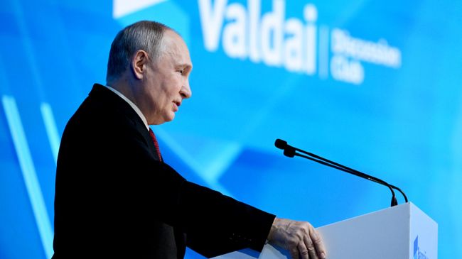 Европу разваливать не надо, она и сама развалится, заявил Путин