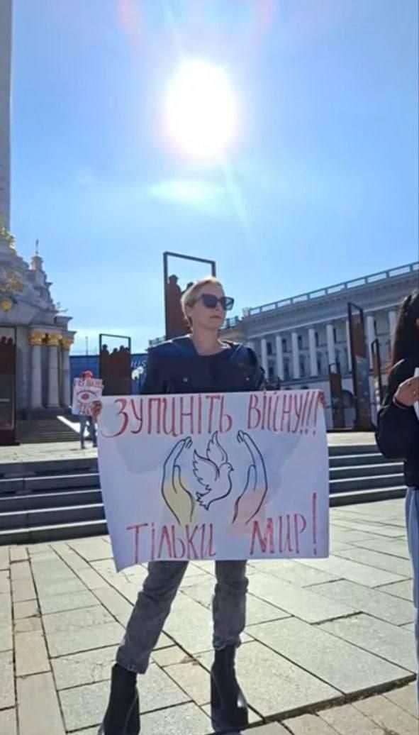 Киевлянка стоит на Майдане с плакатом против военного конфликта - РИА Новости, 1920, 03.10.2026