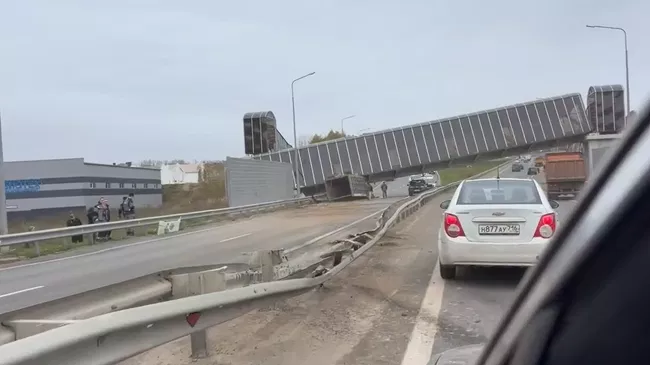 Под Казанью рухнул надземный переход