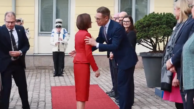 Стубб обнял Санду, которая не обняла его в ответ