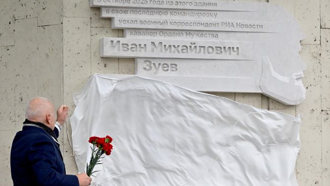 В Москве открыли памятную доску военкору Ивану Зуеву