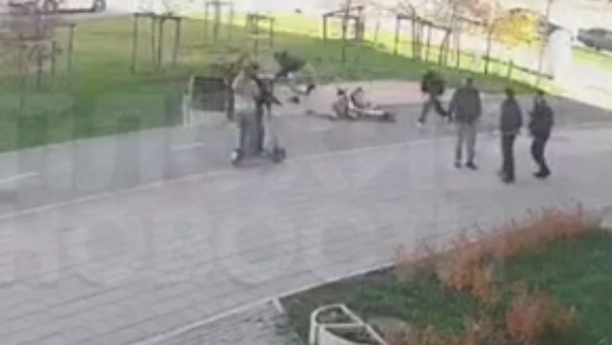 В Екатеринбурге прохожие избили самокатчика, который сбил женщину с двухлетней девочкой в коляске - РИА Новости, 1920, 19.10.2026