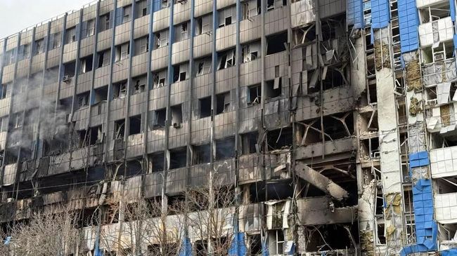 Удар ВСУ по зданию в центре Луганска Удар ВСУ по зданию в центре Луганска