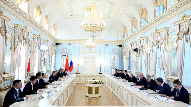 Путин встретился с премьером Госсовета КНР Ли Цяном в Петербурге