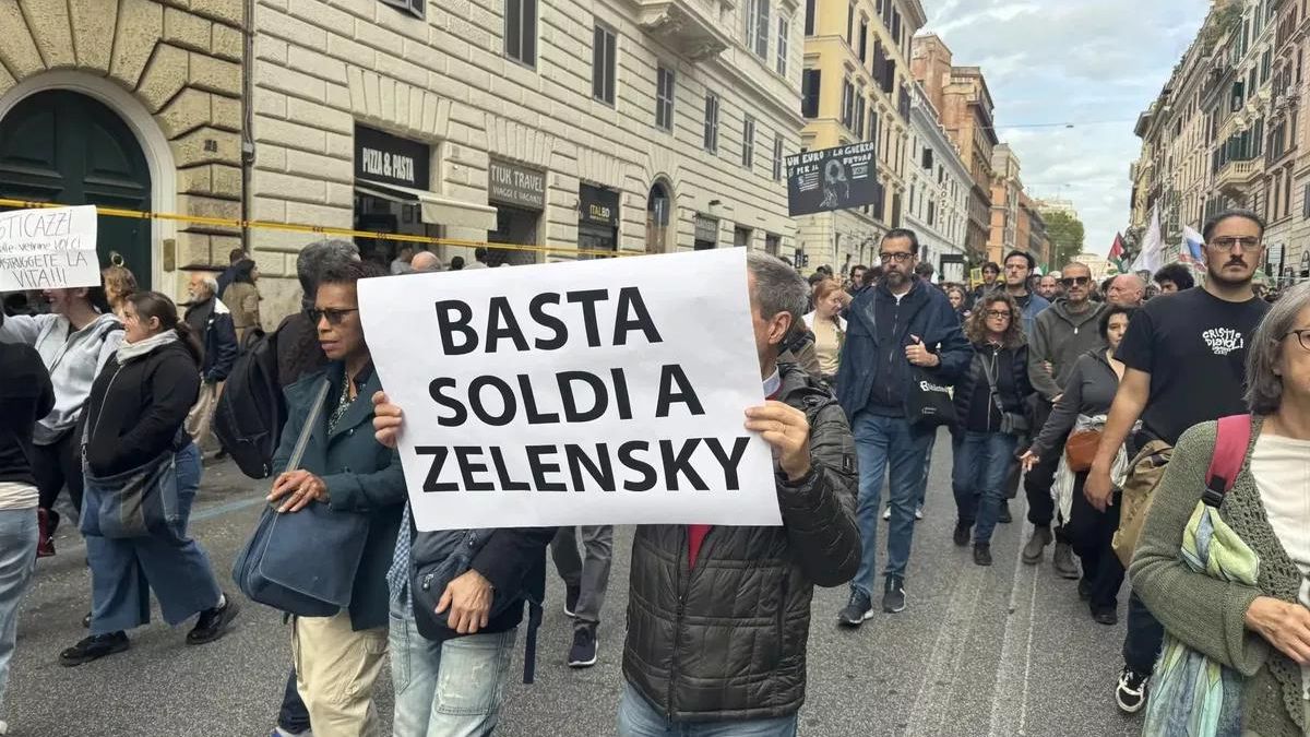 Участники манифестации против военных конфликтов с плакатом Хватит давать деньги Зеленскому в центре Рима Участники манифестации против военных конфликтов с плакатом Хватит давать деньги Зеленскому в центре Рима - РИА Новости, 1920, 24.10.2026