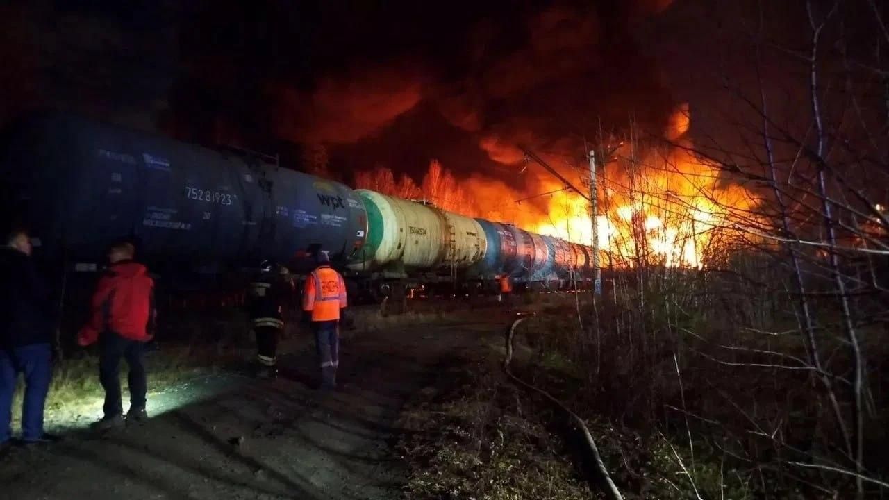 Семь цистерн загорелись после схода грузового поезда в Свердловской области
Семь цистерн загорелись после схода грузового поезда в Свердловской области
- РИА Новости, 1920, 26.10.2026