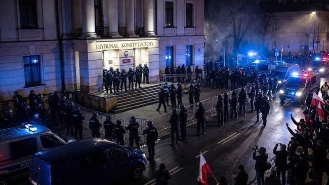 Полиция оцепила вход в Конституционный трибунал Польши