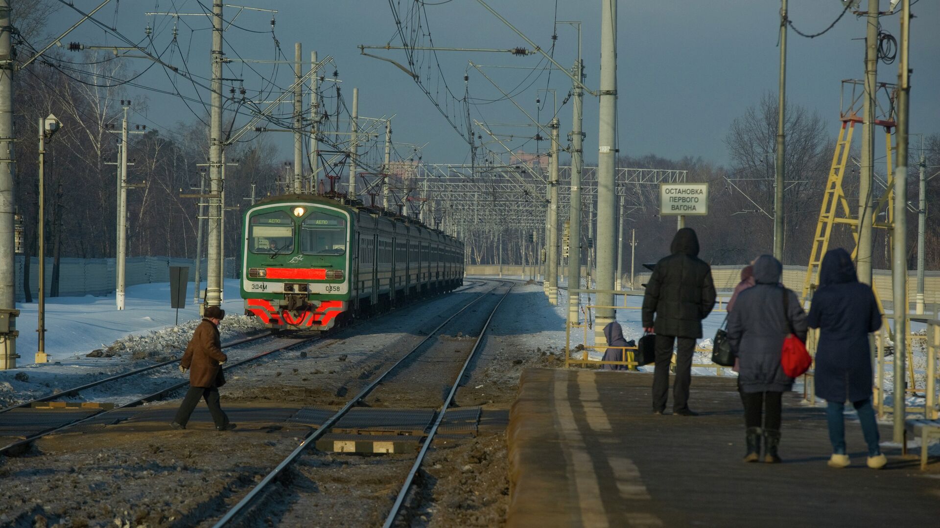 Переход через железнодорожные пути - РИА Новости, 1920, 14.03.2023