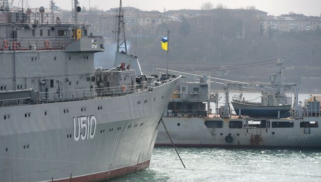 Корабль управления Славутич ВМС Украины и судно размагничивания СР-541 Черноморского флота ВМФ России в Северной бухте Севастополя