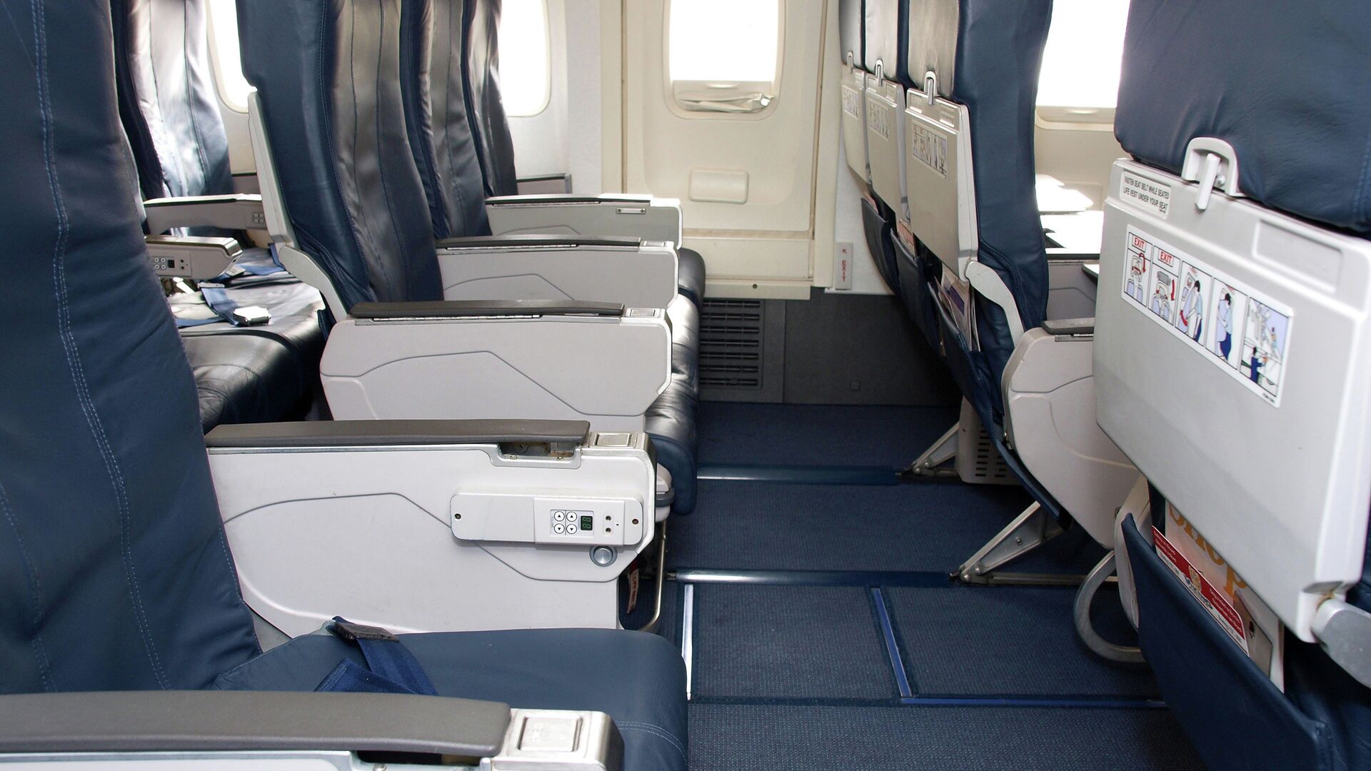 Эвакуационный выход - РИА Новости, 1920, 31.01.2020