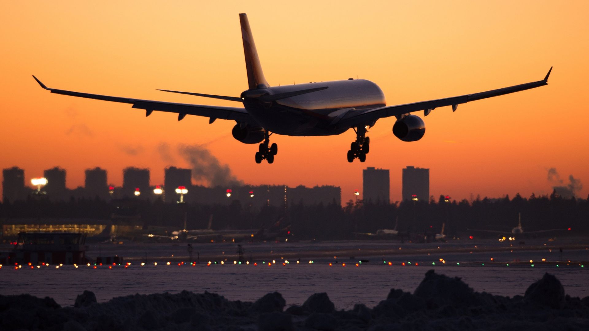 Самолет Airbus заходит на посадку над Москвой Самолет Airbus заходит на посадку над Москвой - РИА Новости, 1920, 19.10.2026