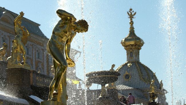 Праздник фонтанов в Петергофе Праздник фонтанов в Петергофе