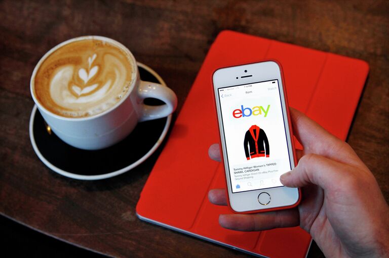 Страница интернет-магазина eBay на экране телефона Страница интернет-магазина eBay на экране телефона