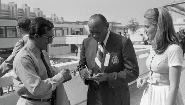 Четырехкратный олимпийский чемпион летних Олимпийских игр 1936 года в Берлине Джесси Оуэнс